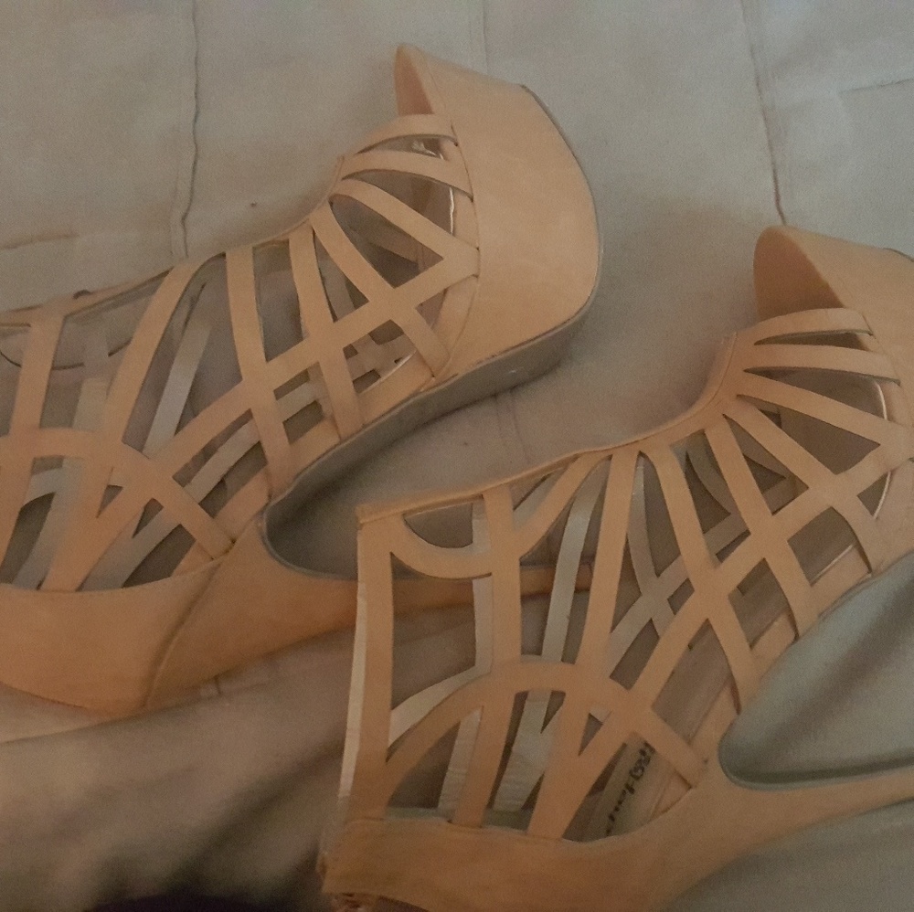Shoe - Picture 3 of 7